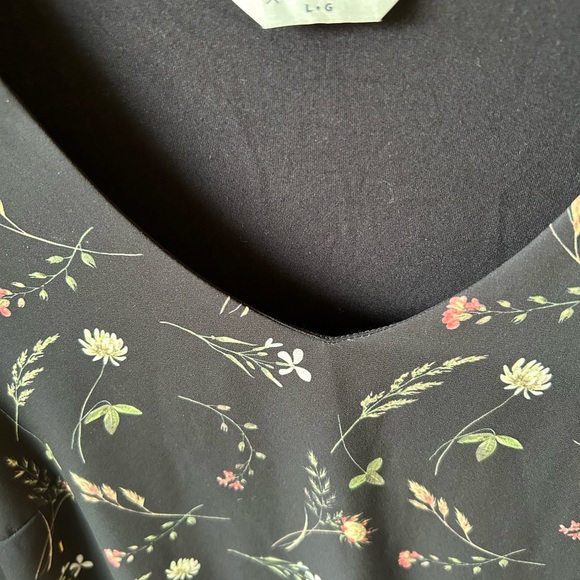 Denver Hayes Black Floral V-Neck Tee with Pastel Blooms - Picture 2 of 3